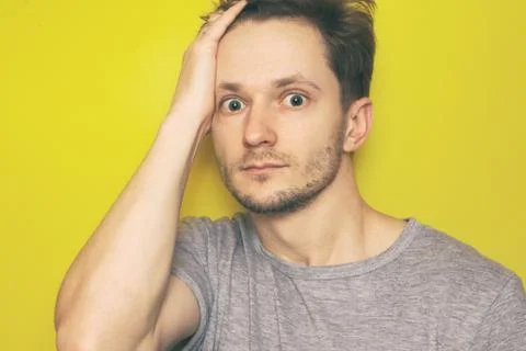 Shocked man looking at camera. Human emotions, facial expression concept. Yel Foto stock