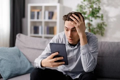 Shocked man with tablet Stock-Fotos