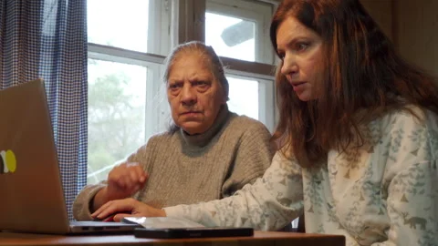 Shocked Women Solve Problem Together on Laptop in Rustic Home Vidéo 321153419