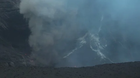 Shockwave and explosion from Yasur Volcano 스톡 동영상 106817678