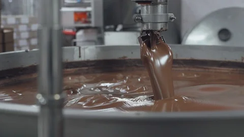 Сhocolate factory, process of pouring fresh chocolate into container Vídeo Stock 101148596