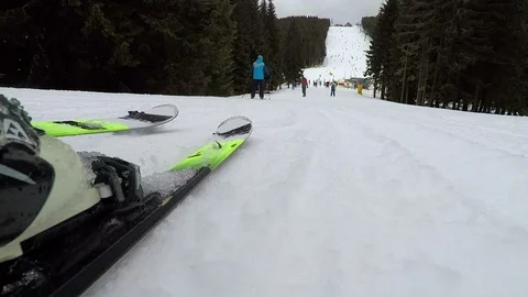 Shoe and ski closeup during the descent. Video stock 98930341