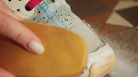 Shoe cleaning close up footage, using spesialis brush and foam. 스톡 동영상 315171935
