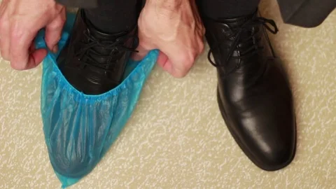 Shoe covers putting on 動画素材 73505852