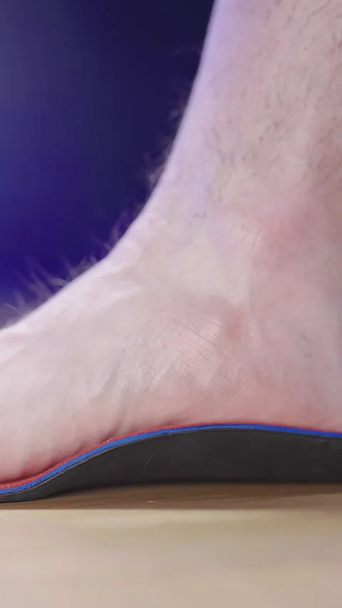 Shoe insole arch flexibility with barefoot flat foot fallen arch 스톡 동영상 324961119