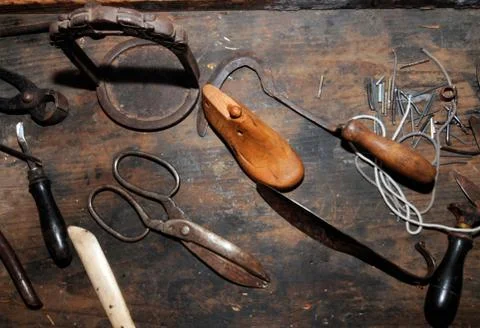 Shoe maker at his workshop Foto stock