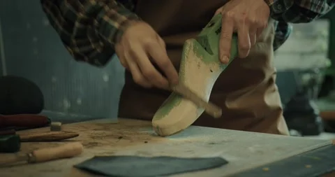 Shoemaker files a shoe last to the exact specifications of the client. Vídeo Stock 246306673