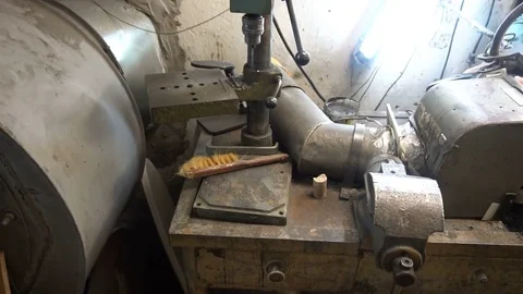 Shoemaker hones taps on the machine Stockbeeldmateriaal 77918788