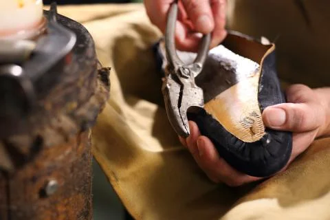 Shoemaker performs shoes in the studio craft Stock-Fotos