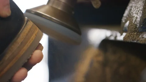 Shoemaker sanding the heel of a shoe in the workshop  Vidéo 102350105