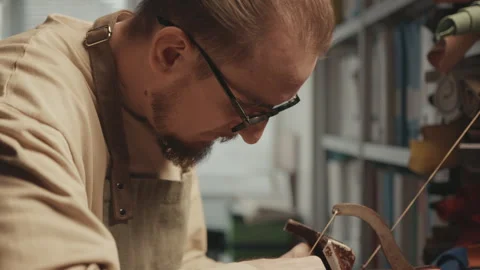 Shoemaker Using Vintage Sewing Machine for Leatherwork 스톡 동영상 262531970