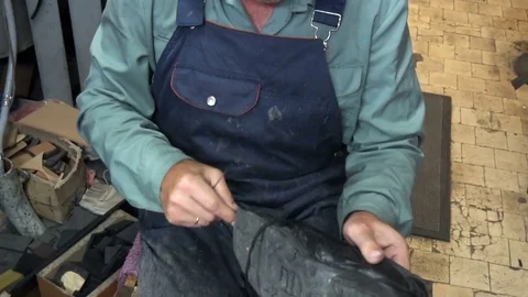 The shoemaker at work.The process of repairing shoes in workshop Видео 77919434