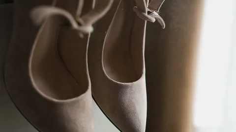 On shoes are sprayed with liquid, spray perfume. Stockbeeldmateriaal 156056386