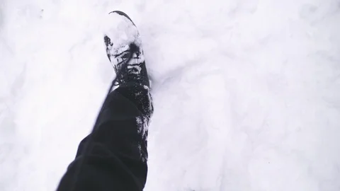 Shoes walking through snow during a blizzard 库存影片 102826413