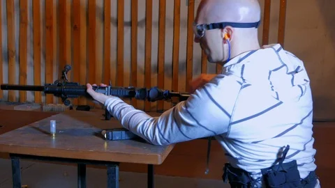 Shooter-man loading a twelve-gauge shotgun 動画素材 113294715