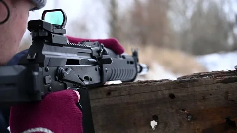 Shooter in red gloves Video stock 147623322