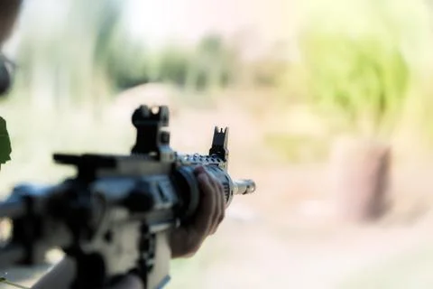 A shooter sighting in the target. Foto stock