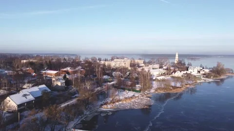 Shooting from above from a drone over a small town on the peninsula Vidéo 152831812