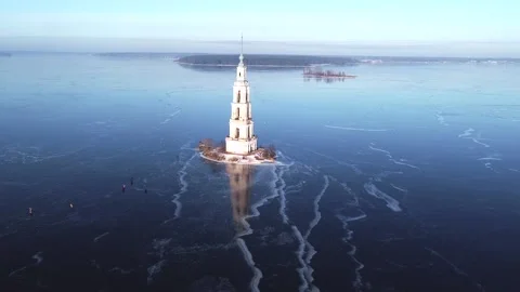 Shooting around the chapel on a small sandy island with a pier for boats Vidéo 152831836