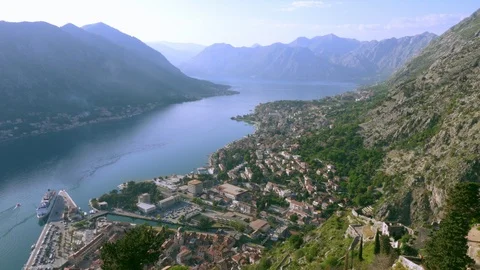 Shooting a city from a height 動画素材 90351045