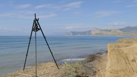 Shooting the coast on a camera mounted on a tripod. BENRO Stock-Footage 98997212