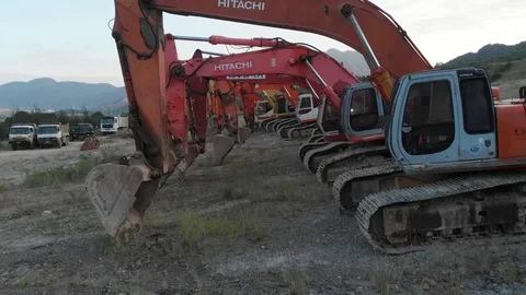 Shooting from a flying camera parking of old excavators from different angles Vídeo Stock 115725222