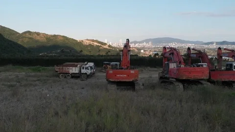 Shooting from a flying camera parking of old excavators from different angles Vídeo Stock 115725363