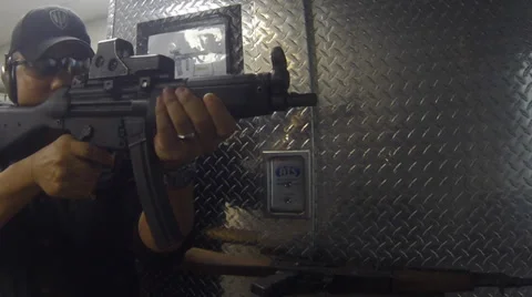 Shooting a full auto HK MP5 sub machine gun Video stock 39819054