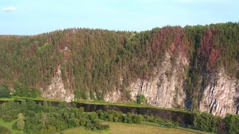 Shooting a mountain range with the camera turning to the right. 스톡 동영상 116605114