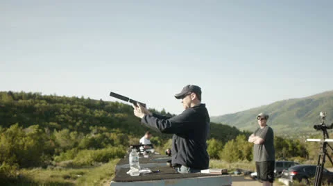 Shooting a pistol WS Vidéo 24465247