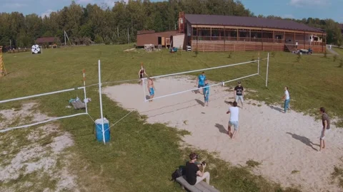 Shooting the process of playing beach volleyball on a fpv drone Vídeos de archivo 204149597