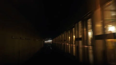 Shooting a subway train passing through a tunnel arriving at the station 库存影片 326074273