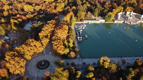 Shooting at sunset in the Parque del Retiro. 스톡 동영상 189378905