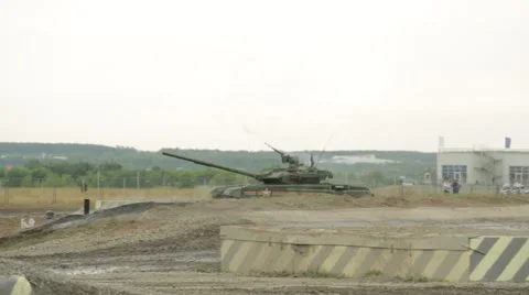 Shooting tank at hill 動画素材 41311046