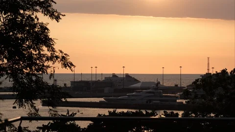 Shooting in time lapse mode. Sunset. Evening light. Many people. Vidéo 111987071