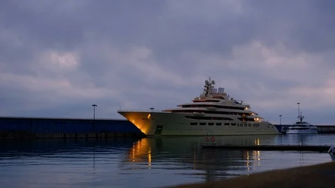 Shooting in time lapse mode.The world's largest superyacht Dilbar. Vidéo 109047363