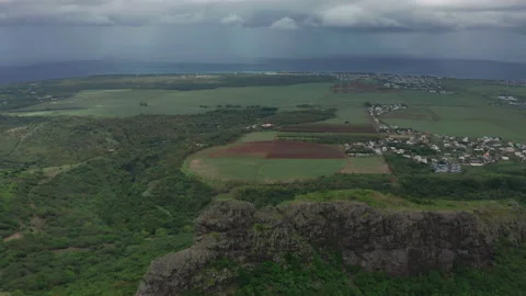 Shooting from top to bottom the peaks of mountains and jungles of Mauritius, the 動画素材 171965866