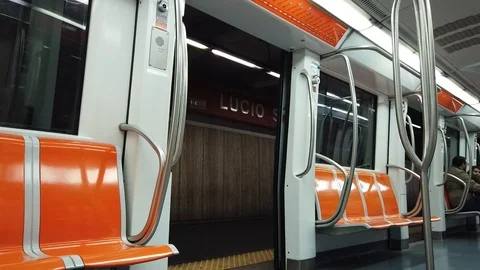 Shooting a train stop under the Metro 'of Rome Stock Footage 100517462