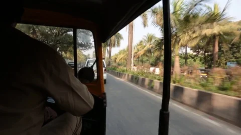 Shooting of the tuk-tuk cab while driving through the streets of Mumbai, India 库存影片 83823917