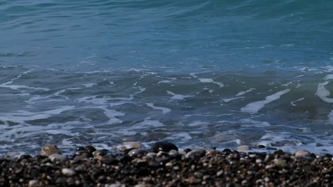 Shooting video in slow motion mode. Rocky beach. The tide of the sea. Vidéo 108631274