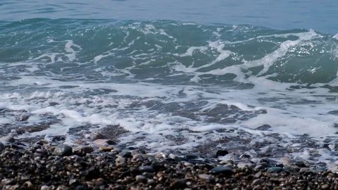 Shooting video in slow motion mode. Rocky beach. The tide of the sea. Vidéo 108631393
