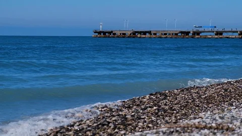 Shooting video in slow motion mode. Rocky beach. The tide of the sea. Vidéo 108631537