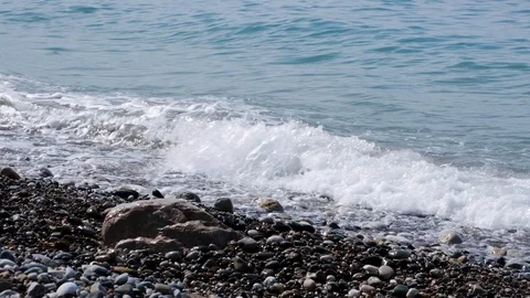 Shooting video in slow motion mode. Rocky beach. The tide of the sea. Vidéo 108631818