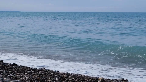 Shooting video in slow motion mode. Rocky beach. The tide of the sea. Vidéo 108631889