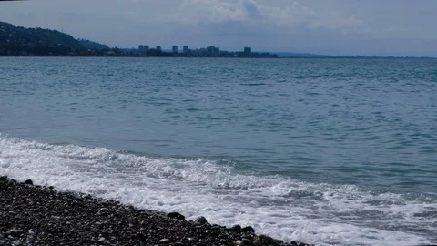 Shooting video in slow motion mode. Rocky beach. The tide of the sea. Vidéo 108632004