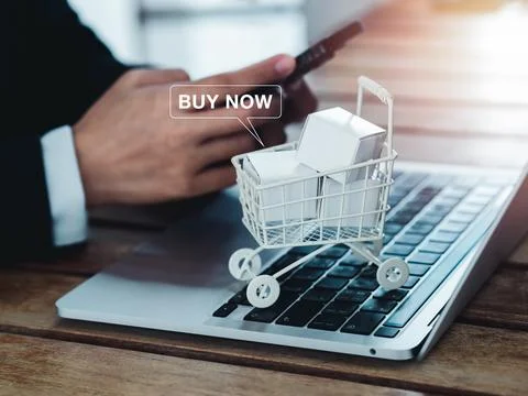 Shop now, text in speech bubble appear on white shopping trolley cart conta.. Stockfoto's