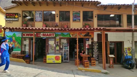 Shop in Ollantaytambo called "Kwik-e-mart" in Peru. Vidéo 288384926