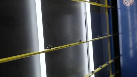 The shop for the production of double-glazed windows and PVC windows, the worker Vídeo Stock 100878112