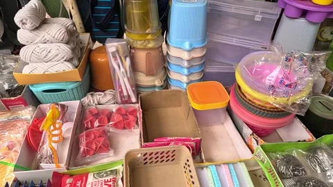 Shop scene in which plastic household items are being distributed Vídeo Stock 247816894
