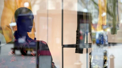 Shop window dummy with reflections of shoppers passing by. Video stock 87566226